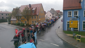 Zug mit Demonstrationslied, Trompeten- und Saxophon-Begleitung