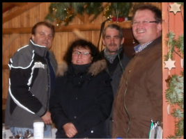 Die Büchenbacher SPD-Gemeinderäte Thomas Schulz, Irene Schinkel, Thomas Wild und Robert Schuster in der Weihnachtshütte (v.l.n.r.) der SPD