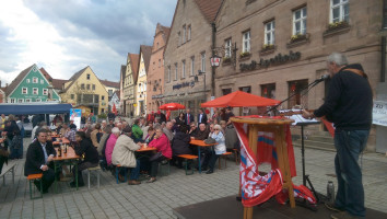 Musiker Werner Lutz sang kritische Lieder zum Tag der Arbeit.