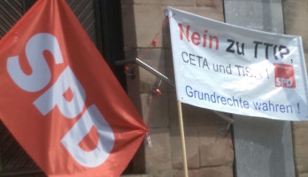 Die SPD Büchenbach warn:te auf einem Transparent: "Nein zu TTIP, CETA und TiSA".