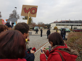 Anti-AfD-Demo, SPD-KV-Vorsitzender Harald Dösel und SPD-Bezirksrätin Christa Naaß beim Interview