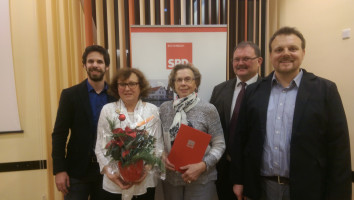 Sven Ehrhardt, Thoma Schulz und Robert Schuster gratulieren Irene Schinkel und Renate Brunner.