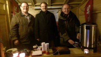 Feuerzangenbowle schenken Robert Schuster, Thomas Schulz und Wolfgang Schmid aus