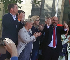 v.l.n.r.: Uli Grötsch, Gabriela Heinrich, Natascha Kohnen und Martin Schulz verabschieden sich von den Zuhörern.