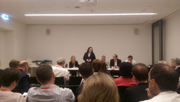Andrea Nahles stellt sich den bayerischen Delegierten vor. Neben ihr Marietta Eder, Martin Burkert, Sebastian Roloff und Uli Grötsch (v.l.n.r.)