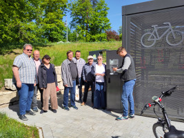 Besichtigung der Fahrradbox (v.l.n.r.): Robert Schuster, Karlheinz Vogelmann, Irene Schinkel, Wolfgang Lebok, Thomas Schulz, Klaus Schinkel, Kerstin Schmidt, Wolfgang Schmid (Fotograf, nicht auf dem Foto)