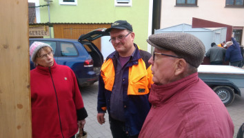 Hüttenaufbau durch Renate Brunner, Robert Schuster, Klaus Schinkel (v.l.n.r)