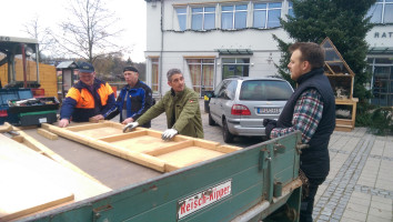 Hüttenaufbau durch Robert Schuster, Otmar Schön, Thomas Wild, Thomas Schulz (v.l.n.r.)