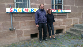 Ronni Ammon und Irene Schinkel mit den Werbetafeln