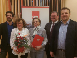 Sven Ehrhardt, Thoma Schulz und Robert Schuster gratulieren Irene Schinkel und Renate Brunner.