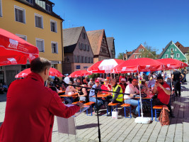 Der Bezirksgeschäftsführer des DGB Bayern, Lukas Graf, hielt eine engagierte Rede.