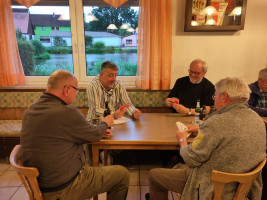 Konzentriert bei der Sache: An acht Tischen wurde engagiert um Punkte, Preise und Platzierungen gespielt..
