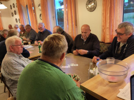 Wer macht den Stich? Spannende Partien sorgten für einen unterhaltsamen Turnierabend.