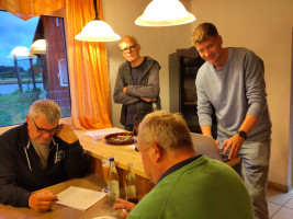 Gemeinderat Tobias Klaus leitete das Turnier und wertete die Ergebnisse zügig aus.