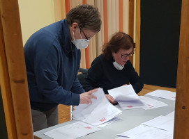 Kerstin Schmidt und Irene Schinekl zählten die Wahlzettel zu den Vorstandwahlen der Büchenbacher SPD aus.
