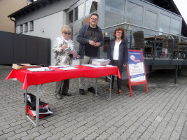 Die Büchenbacher Sozialdemokraten Heidi Neber, Benno Schuh und Irene Schinkel sammeln Unterschriften für das Volksbegehren.