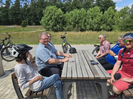 Vor dem Start einer abwechslungsreichen Sommer-Radtour der SPD Büchenbach. Neben der sportlichen Betätigung standen das gemeinsame Erleben der heimischen Landschaft, die Geselligkeit und der politische Austausch im Mittelpunkt. Bei mehreren Zwischenstopps