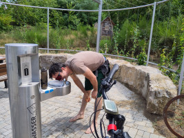 Am Trinkwasserbrunnen im Jordantal konnte man sich vor der Fahrt erfrischen.