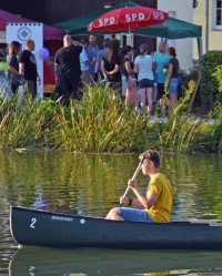 Der SPD-Stand, vom Weiher aus gesehen