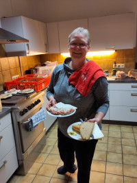 Gemeinderätin Kerstin Schmidt sorgte mit für das leibliche Wohl der Gäste.