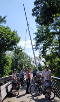 Auf der markanten Rednitzbrücke legte die Gruppe einen weiteren Halt ein und genoss den Blick auf die umliegende Landschaft.