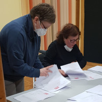 Kerstin Schmidt und Irene Schinkel zählten die Wahlzettel zu den Vorstandwahlen der Büchenbacher SPD aus.