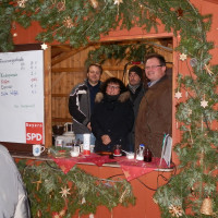 Feuerzangenbowle, Kinderpunsch und süße Waffeln auf dem Büchenbacher Weihnachtsmarkt
