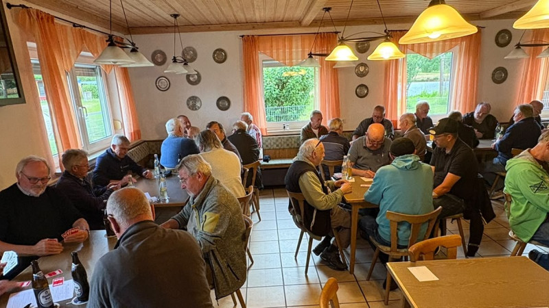 32 Kartlerinnen und Kartler beim Schafkopfturnier der SPD Büchenbach